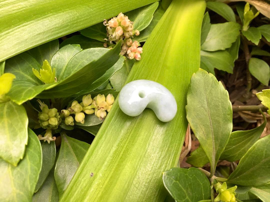 ✳神様からの授かり*糸魚川翡翠勾玉　極上高品質端材使用　縁起良い御守り　鑑別書付