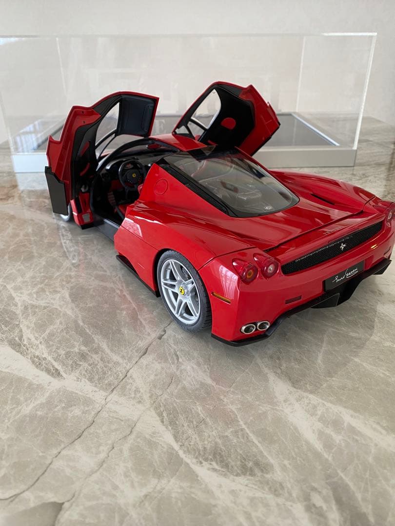 アクリルケース付きFerrari Enzo ミニカー 赤