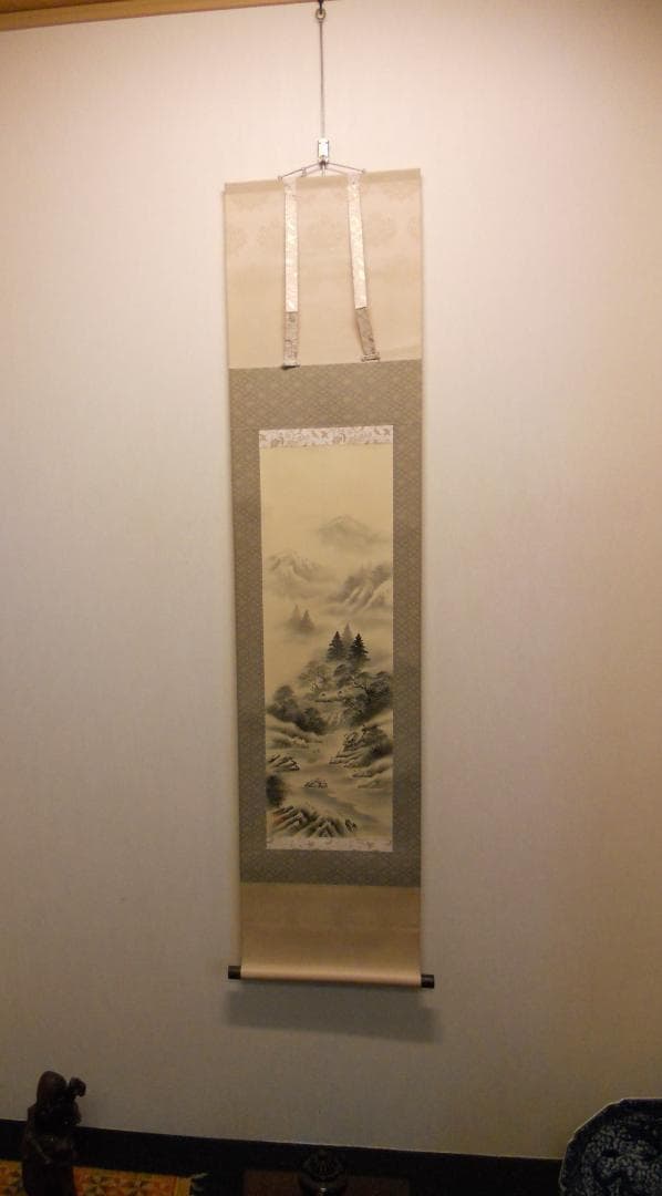 掛け軸 白雲 水墨山水 絹本 希少 軸装 茶道具 掛軸 美品 です。