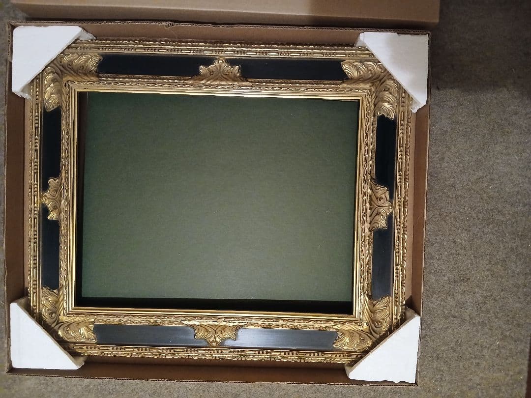 装飾的な金色と黒の油彩額縁