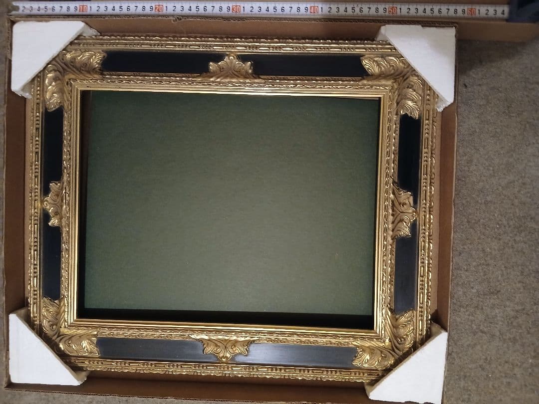 装飾的な金色と黒の油彩額縁