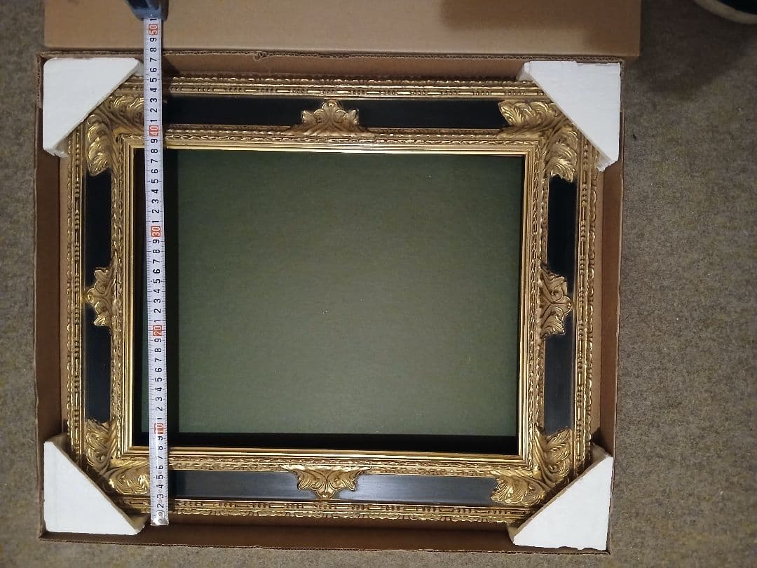 装飾的な金色と黒の油彩額縁