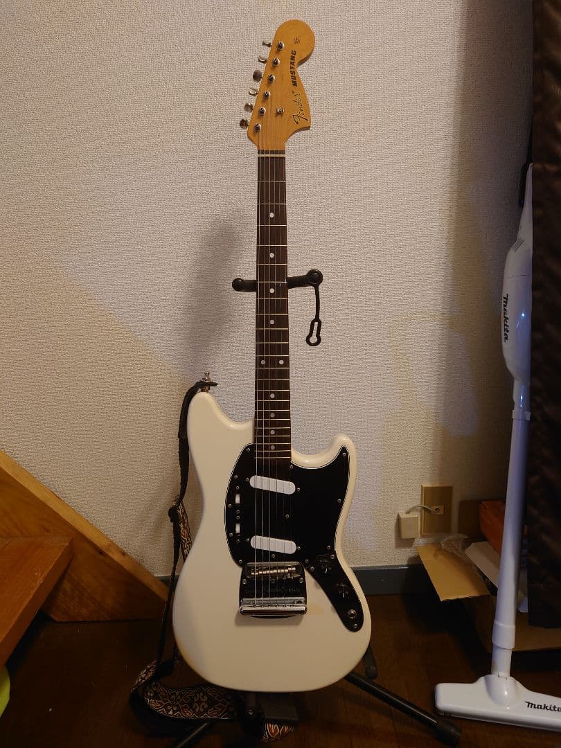 5/30まで　Fender Mustang ホワイト