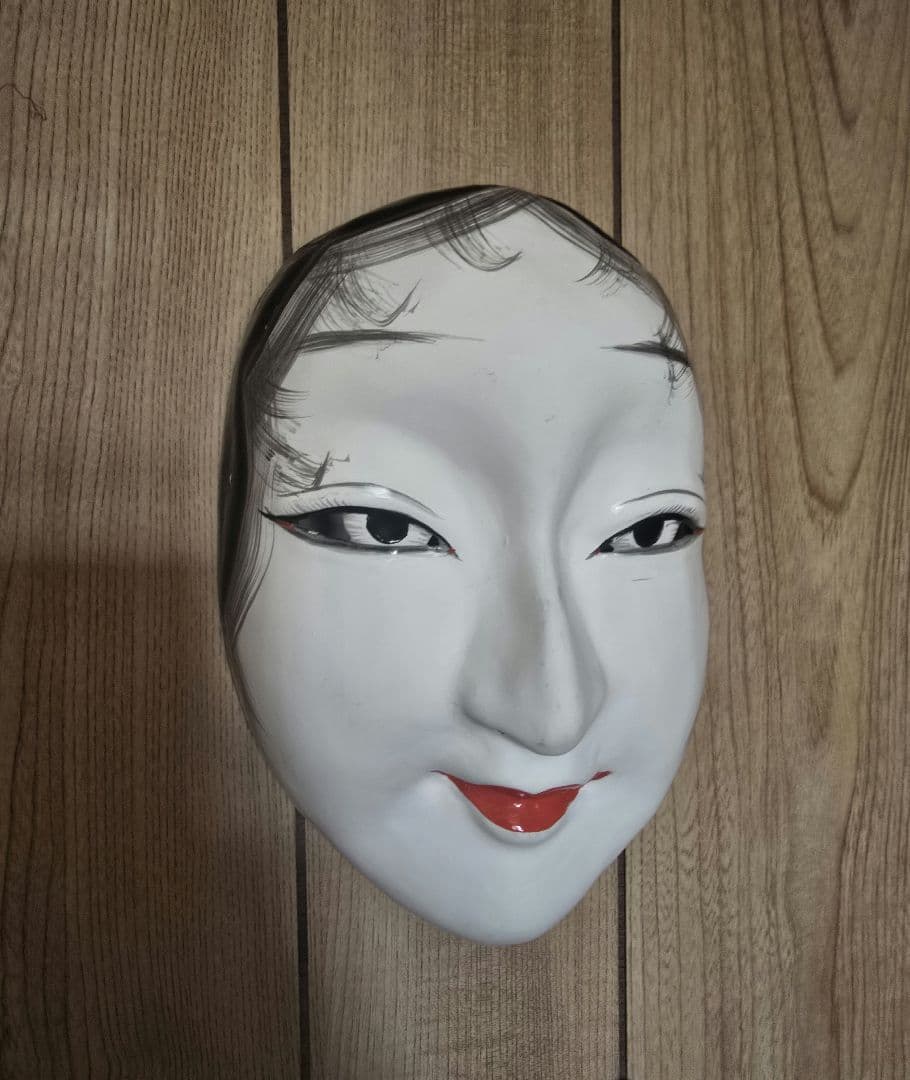 伝統的な神楽面 紙製 美しい表情