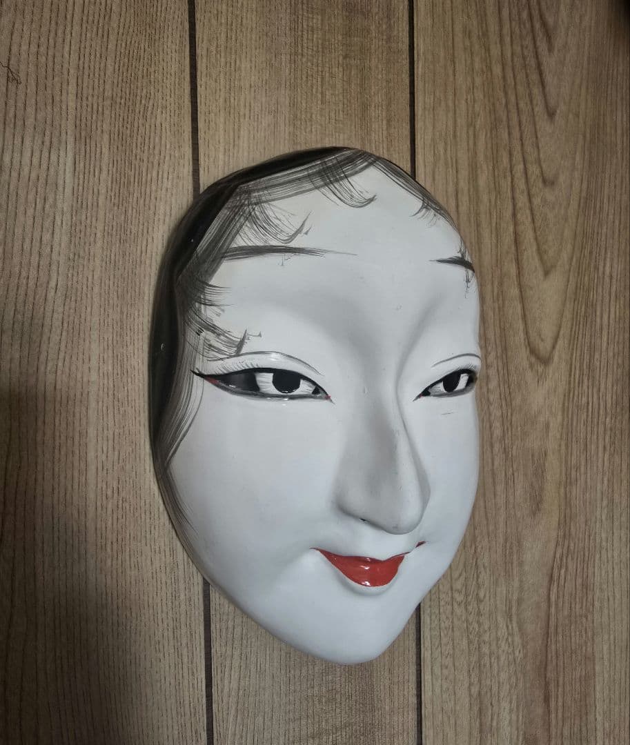 伝統的な神楽面 紙製 美しい表情