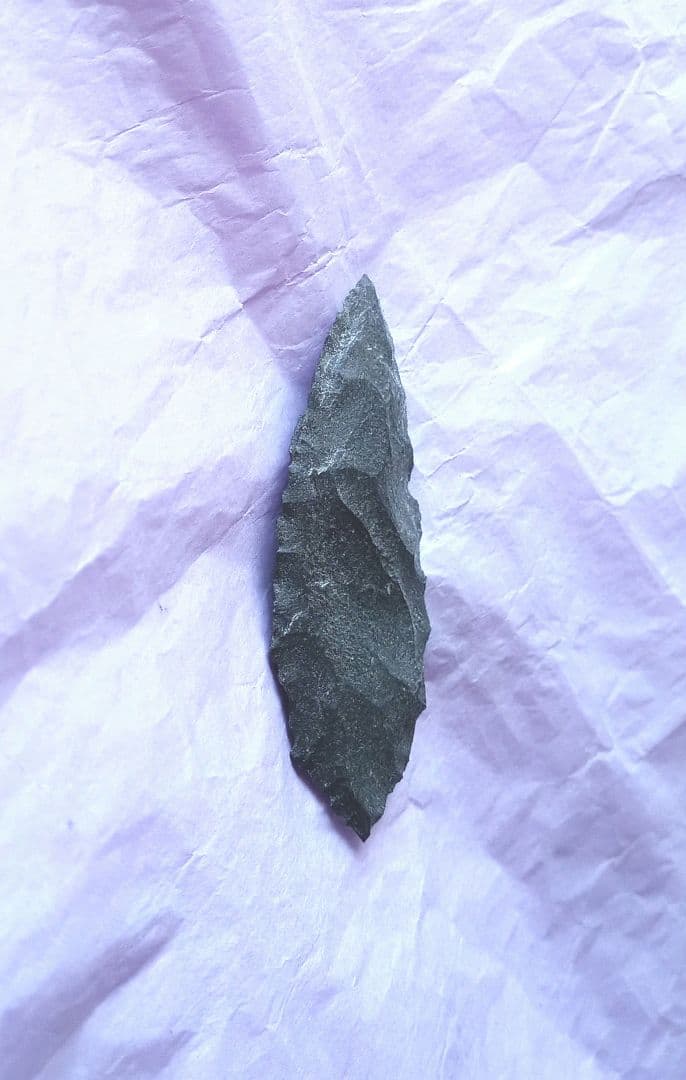 原始人 アイヌ仕様。 b 石器　尖頭器　 サヌカイト 模写