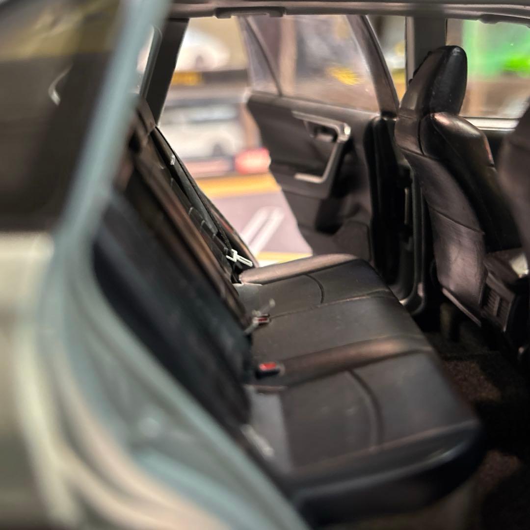 1/18 トヨタRAV4アッシュグレーメタリック×アーバンカーキ フル開閉モデル