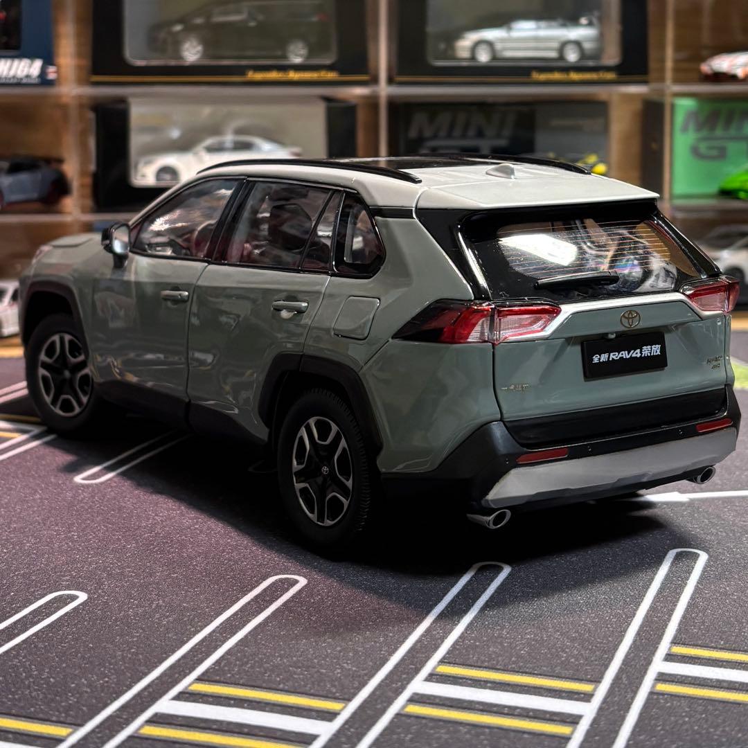 1/18 トヨタRAV4アッシュグレーメタリック×アーバンカーキ フル開閉モデル