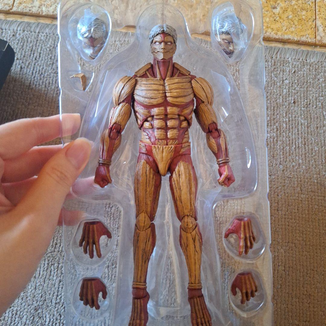 進撃の巨人　鎧の巨人　フィギュア