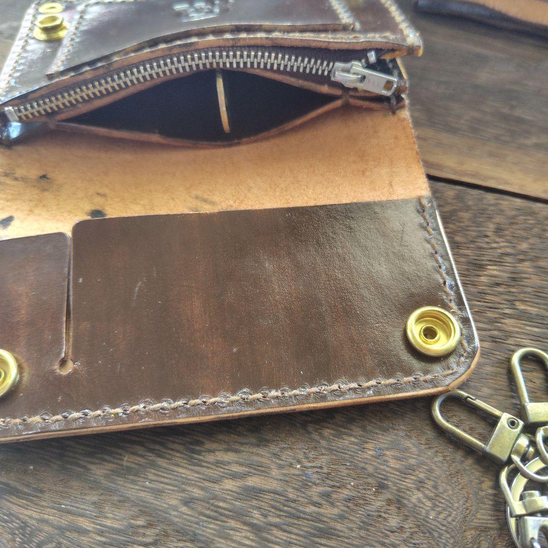 ミドルサイズ トラッカーウォレット 茶色×バラのカービング