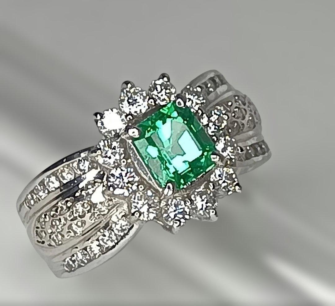 エメラルド 0.69㌌ダイヤ0.82㌌プラチナ枠900 重10.6g 11号鑑別