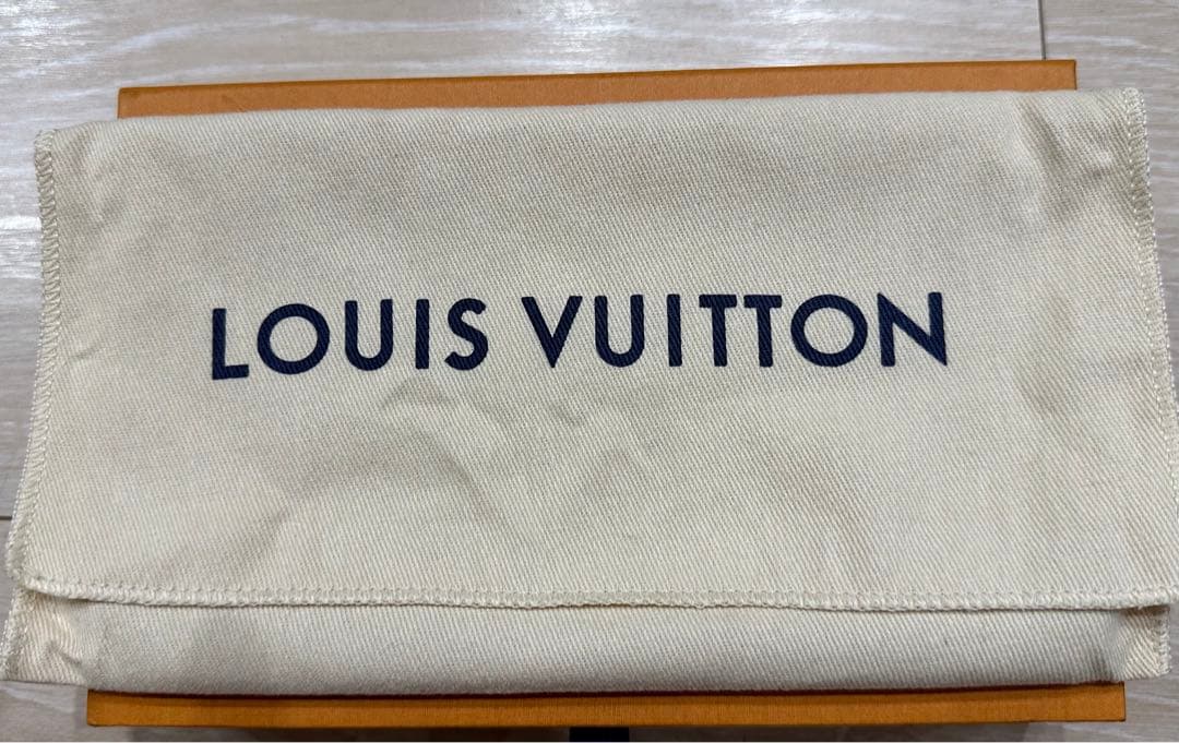 Louis Vuitton 二つ折り財布 赤