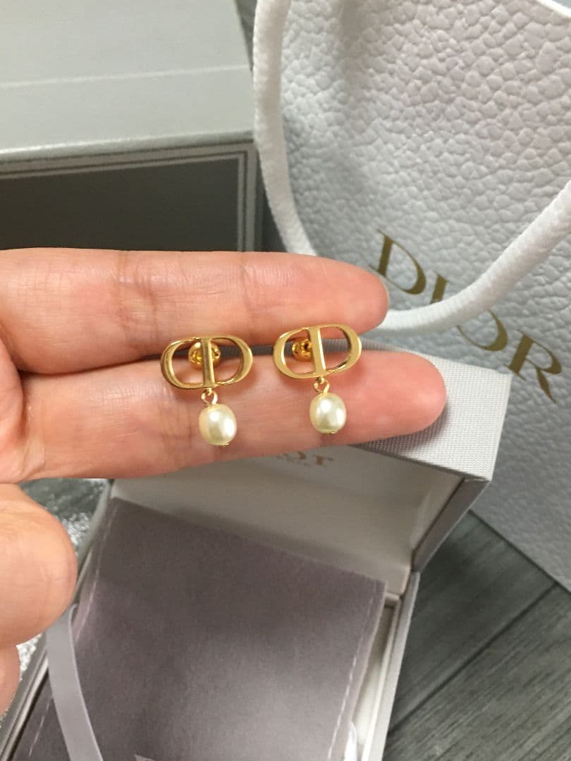 金色のハンドルのはさみ