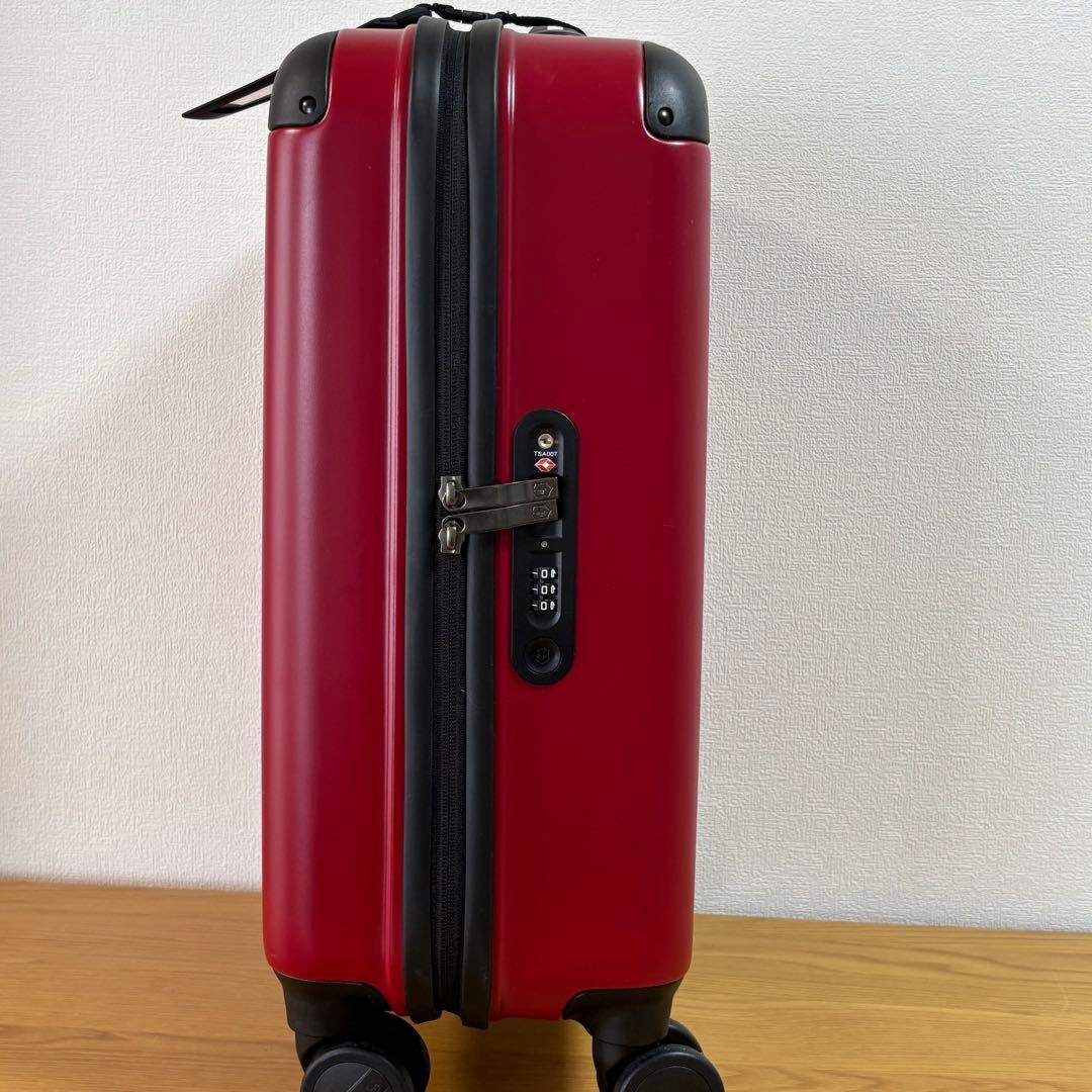 VICTORINOX キャリーケース　スーツケース　４輪　レッド　機内持ち込み
