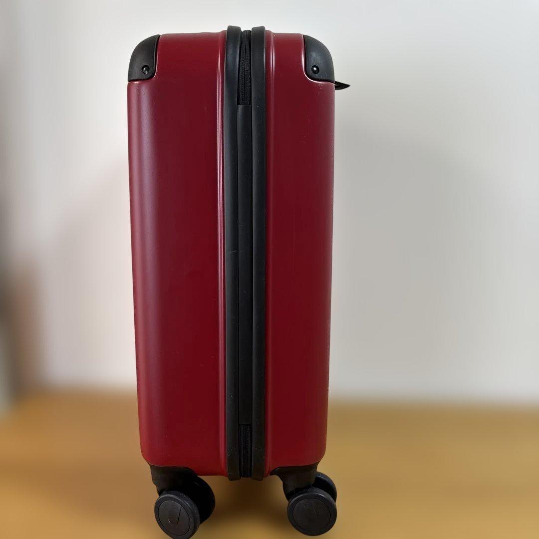 VICTORINOX キャリーケース　スーツケース　４輪　レッド　機内持ち込み