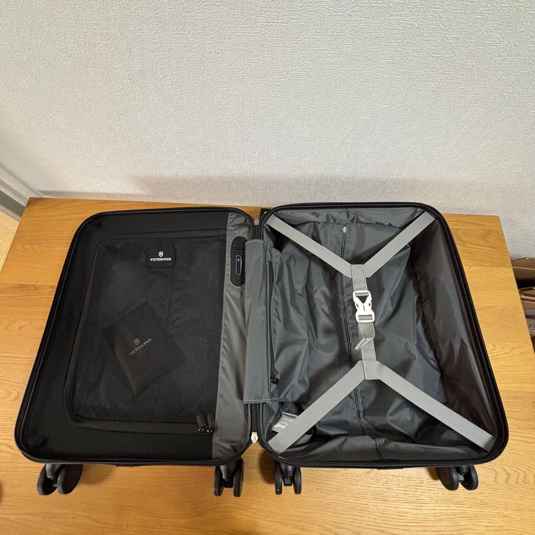 VICTORINOX キャリーケース　スーツケース　４輪　レッド　機内持ち込み