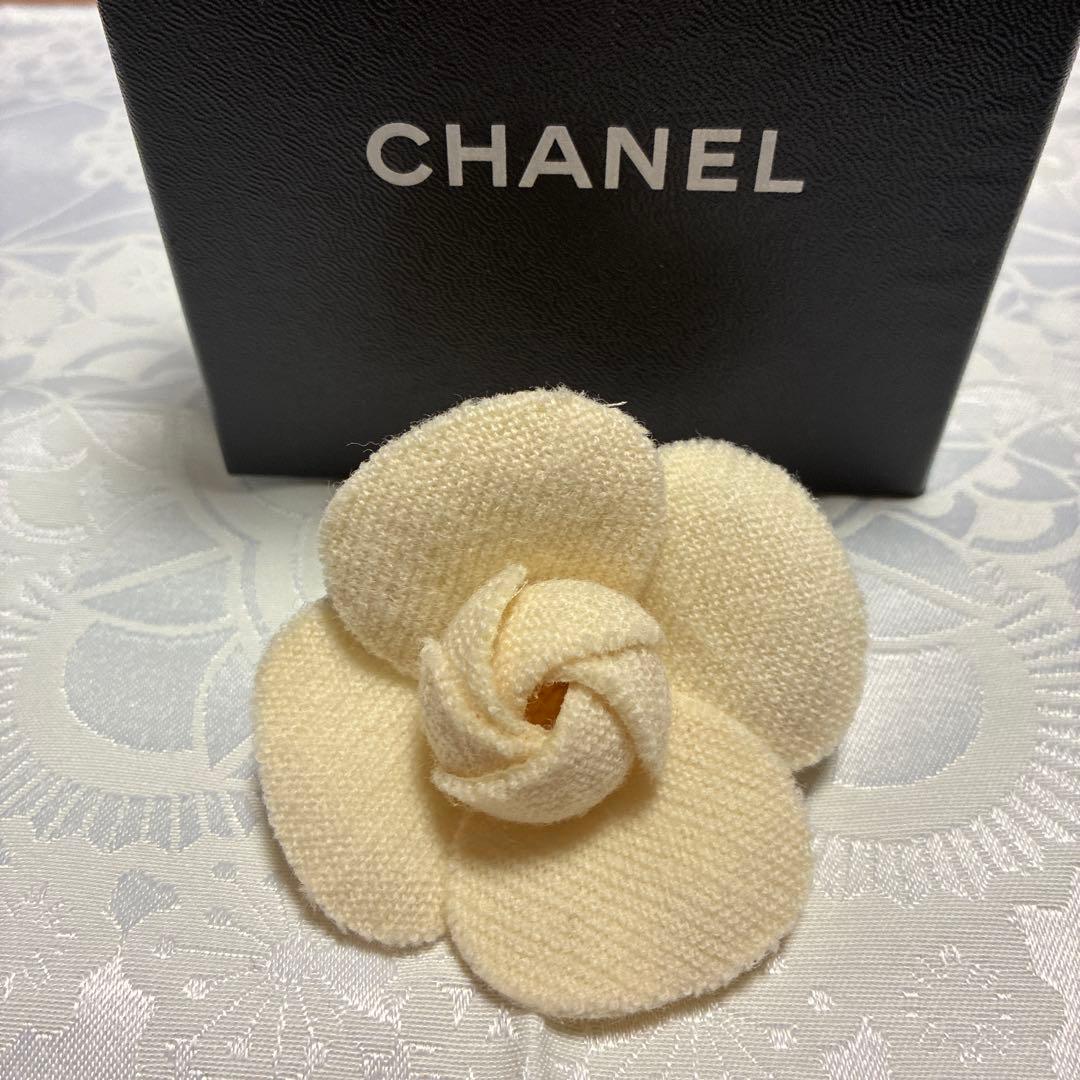CHANEL アイボリーフラワーブローチ