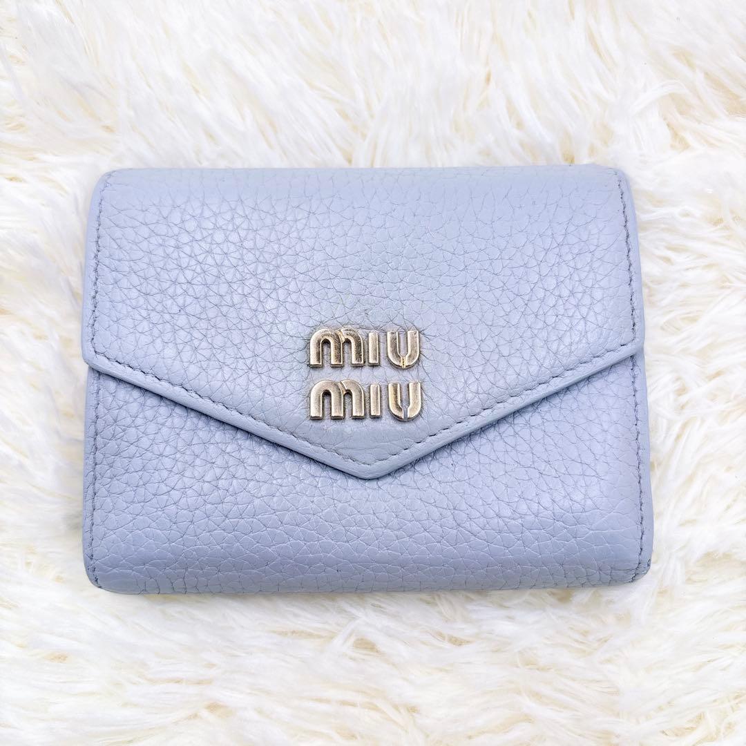 現行♡ミュウミュウ 三つ折り財布 ヴィッテロダイノレザー コーンフラワーブルー