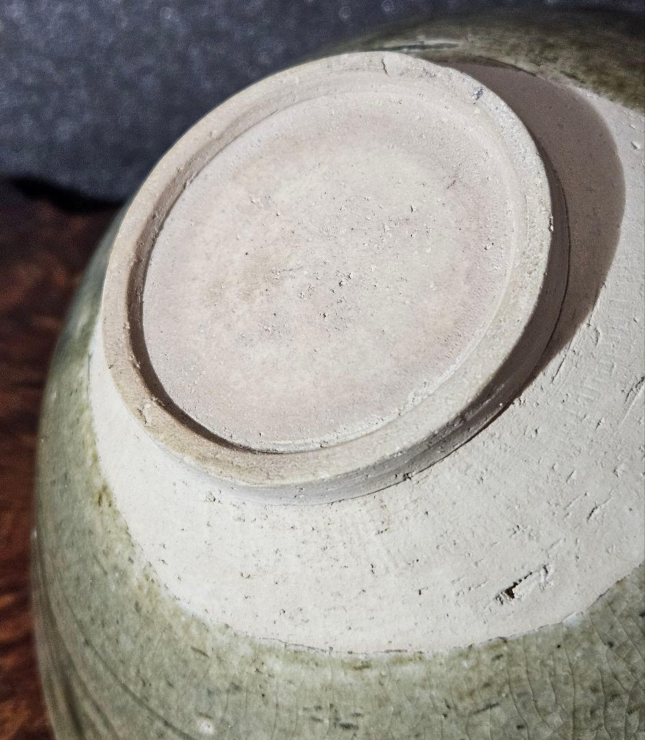 中国古美術　中国古陶磁器　耀州窯系　陽刻浮彫　十字文様　草花文様　青磁碗　茶碗