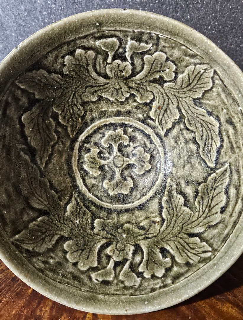 中国古美術　中国古陶磁器　耀州窯系　陽刻浮彫　十字文様　草花文様　青磁碗　茶碗