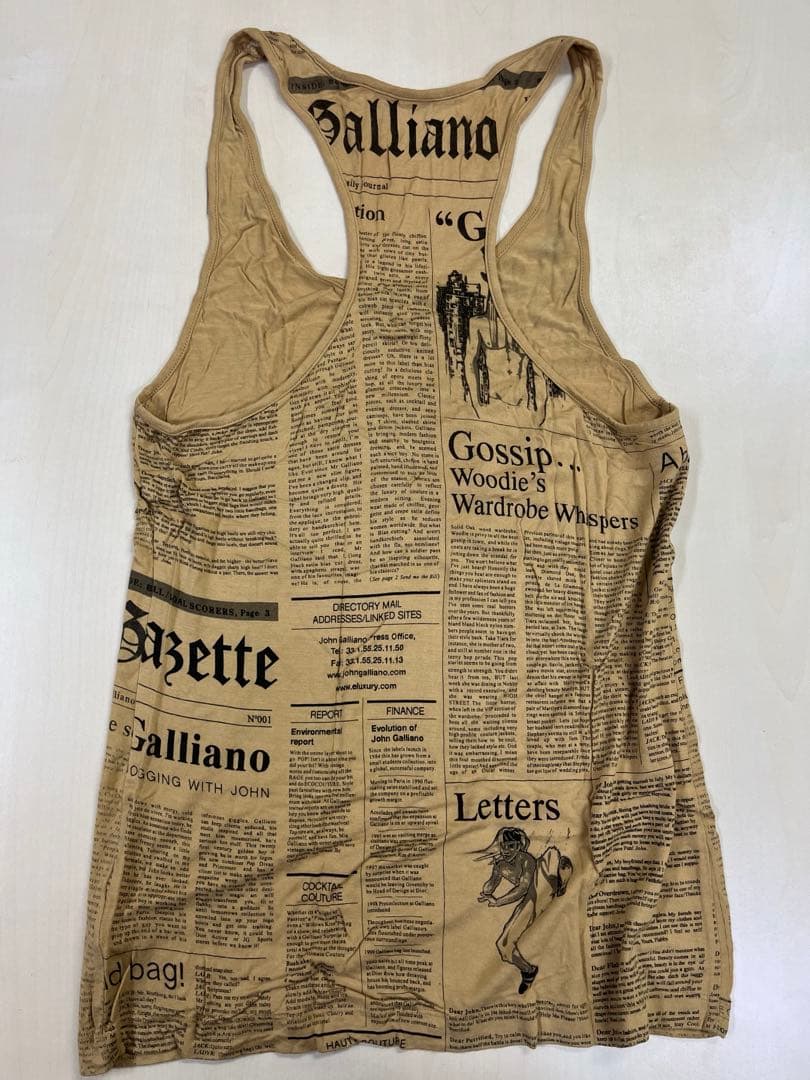 ジョンガリアーノオム　ニューペーパー柄タンクトップ（ベージュ色）
