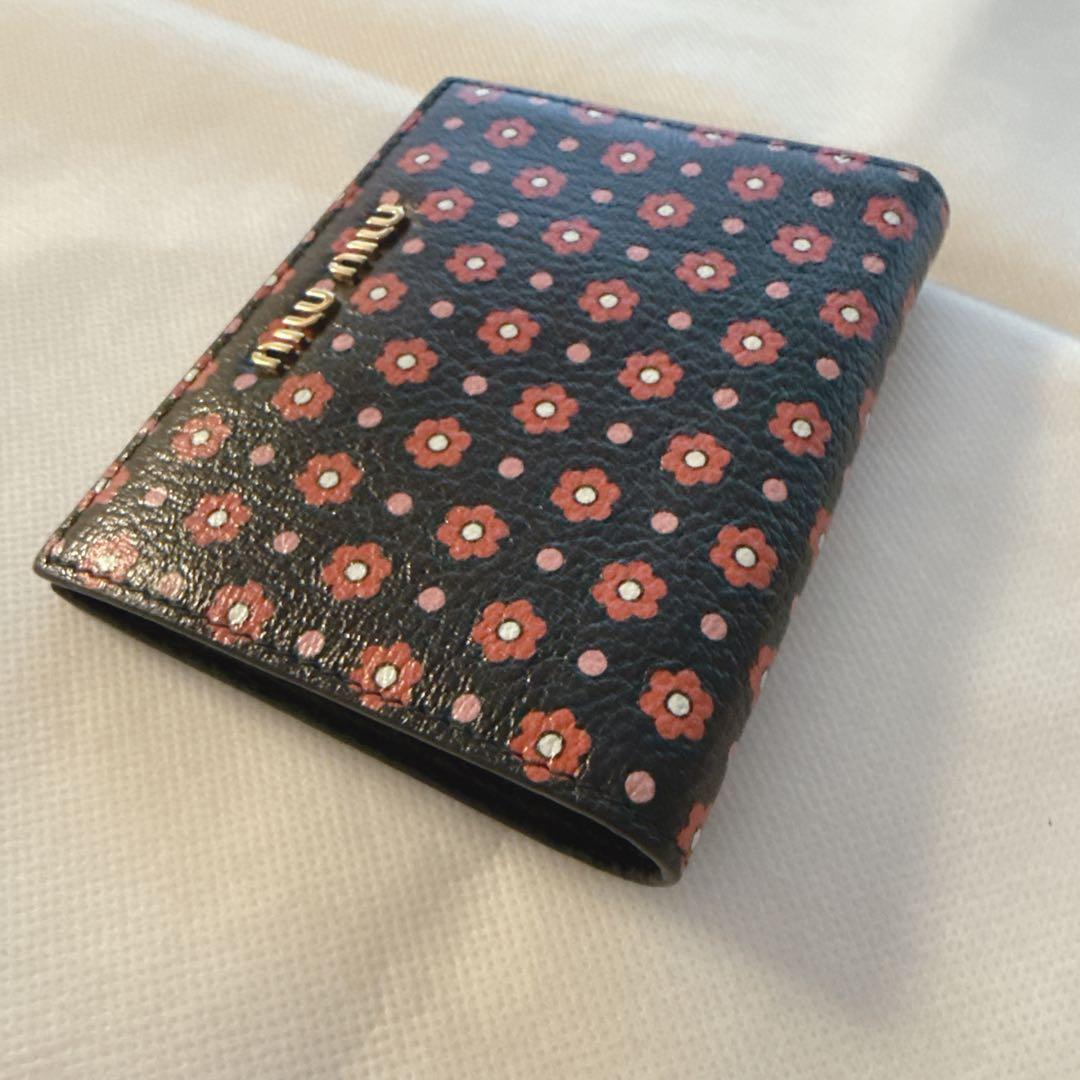 miu miu 二つ折り財布