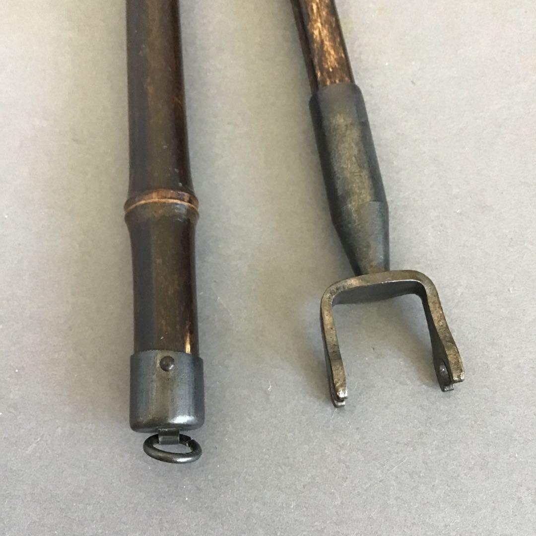 茶道具　掛軸掛け　矢羽津(矢筈)　黒竹　2段組み　金具付　紙箱　S1049KK