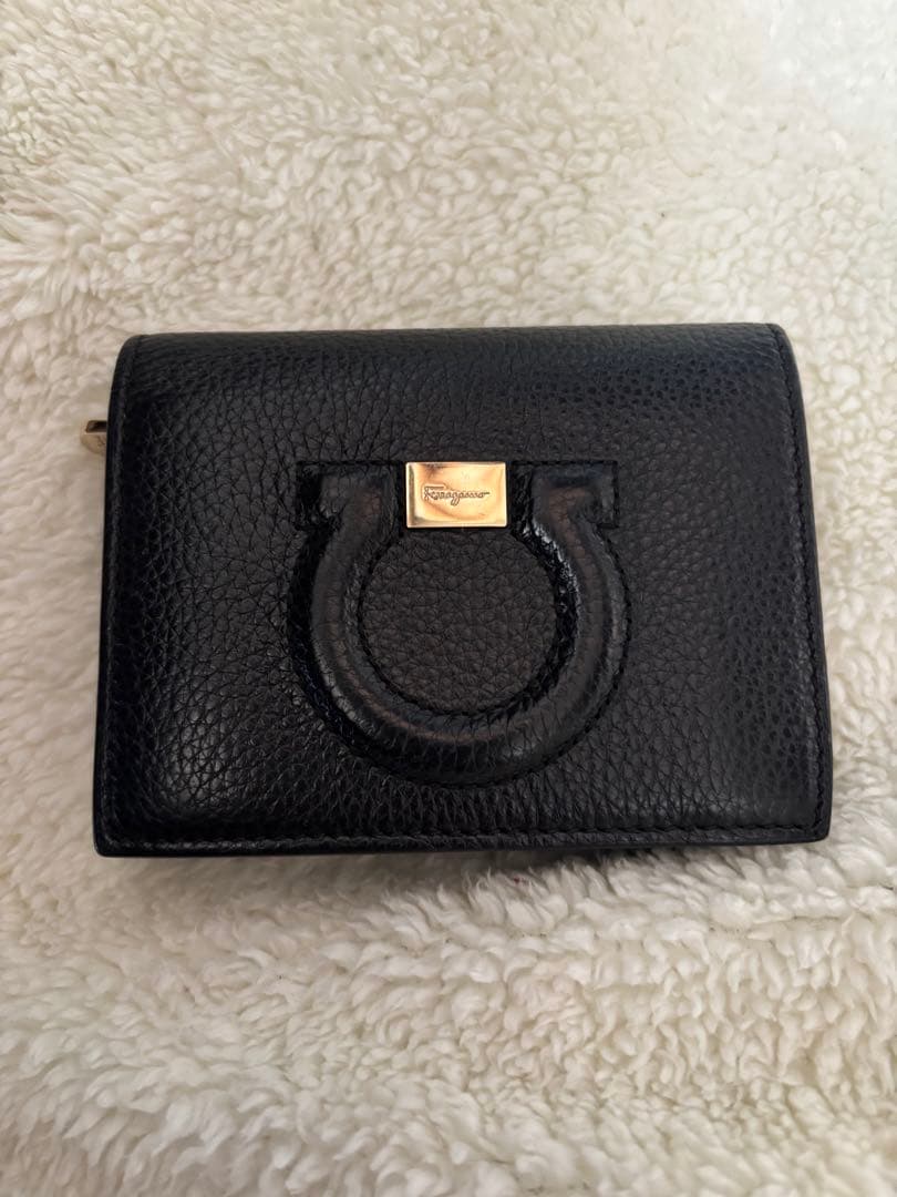Salvatore Ferragamo ブラック 二つ折り財布　コンパクト