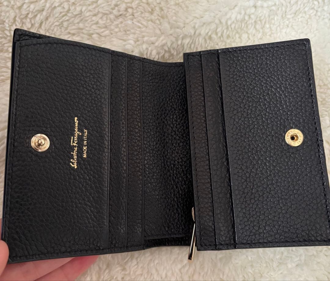 Salvatore Ferragamo ブラック 二つ折り財布　コンパクト