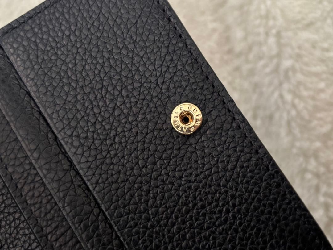 Salvatore Ferragamo ブラック 二つ折り財布　コンパクト