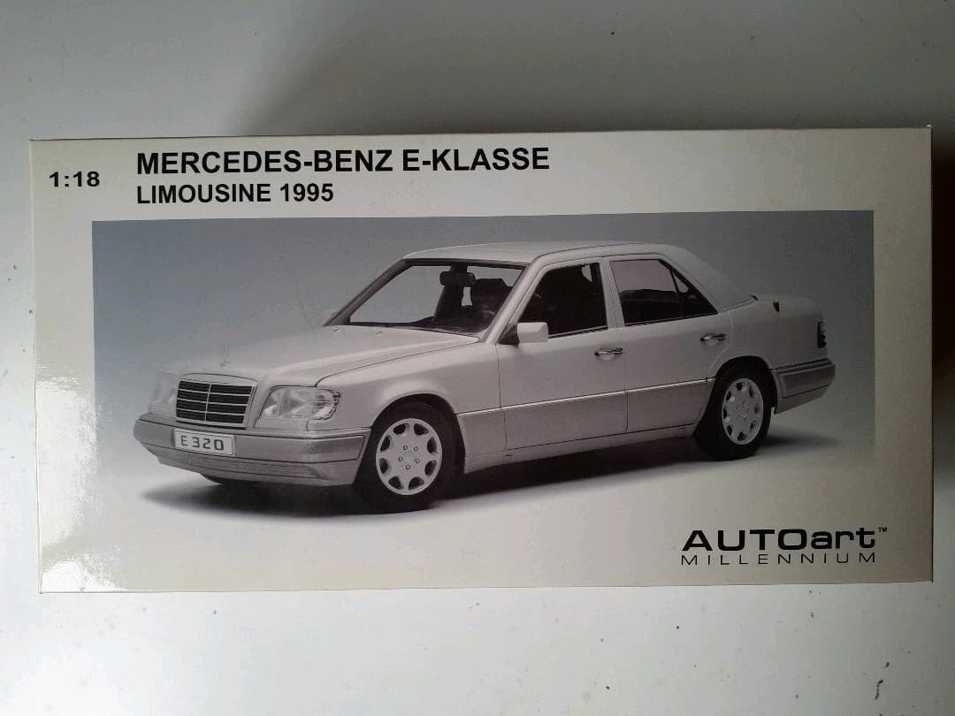 絶版　オートアート　メルセデス・ベンツ　E320　1/18