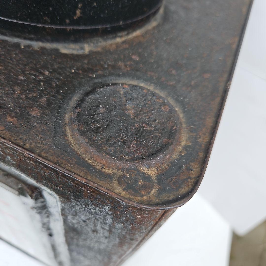 せんべい容器 黒と赤の金属製