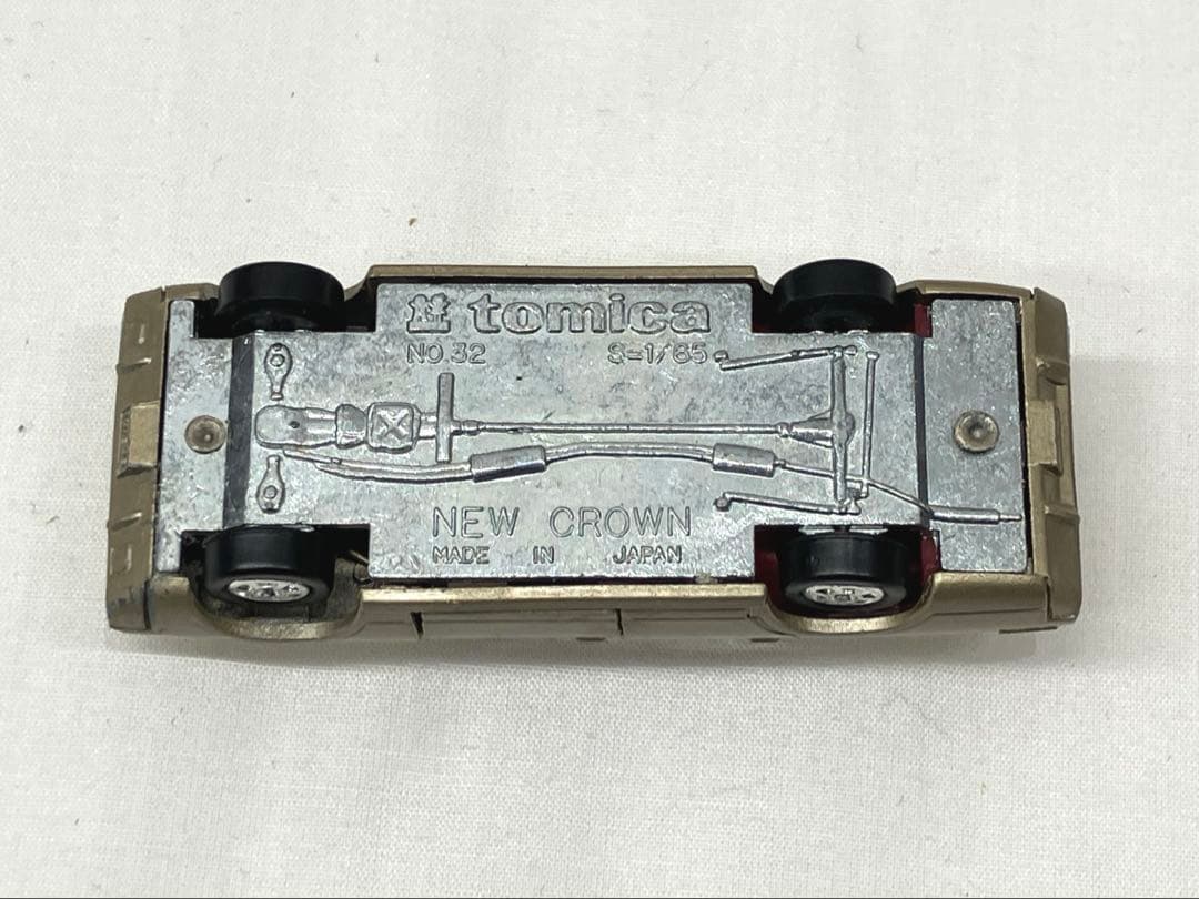トミカ トヨタ ニュー クラウン No.32 黒箱 ゴールド