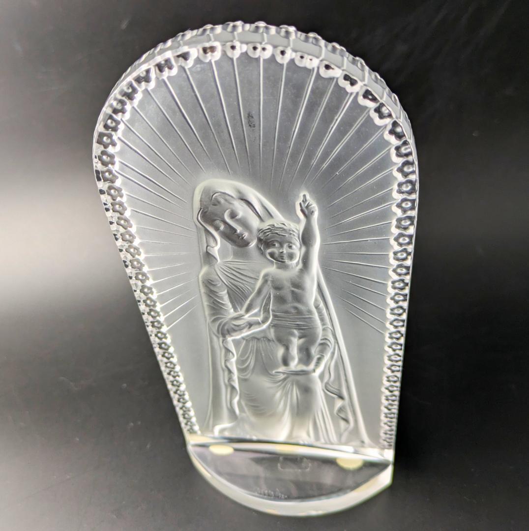 ★ラリック 祈りを込めた跪く聖母子像—神秘の輝きと慈愛の光輪が宿る逸品サインあり