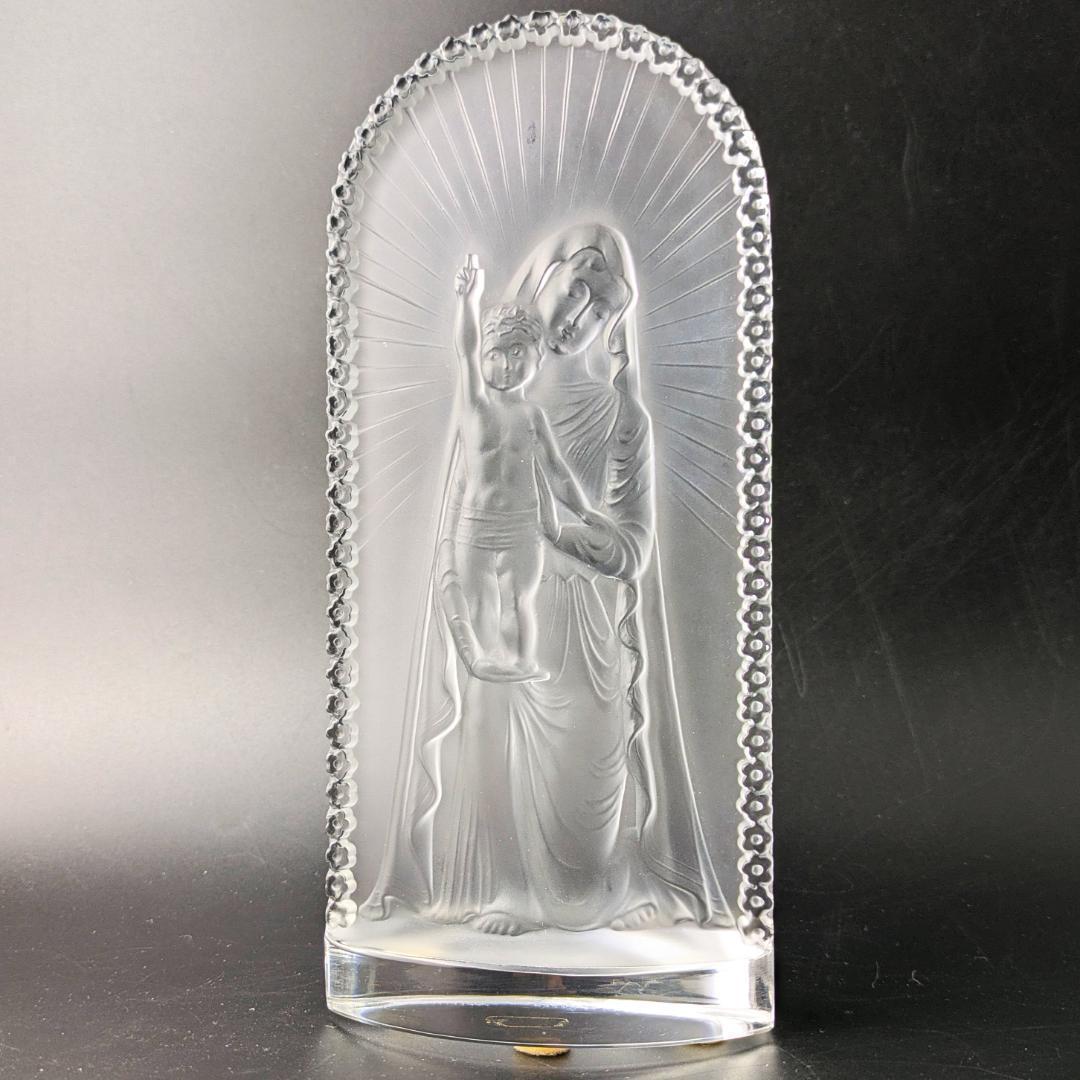 ★ラリック 祈りを込めた跪く聖母子像—神秘の輝きと慈愛の光輪が宿る逸品サインあり