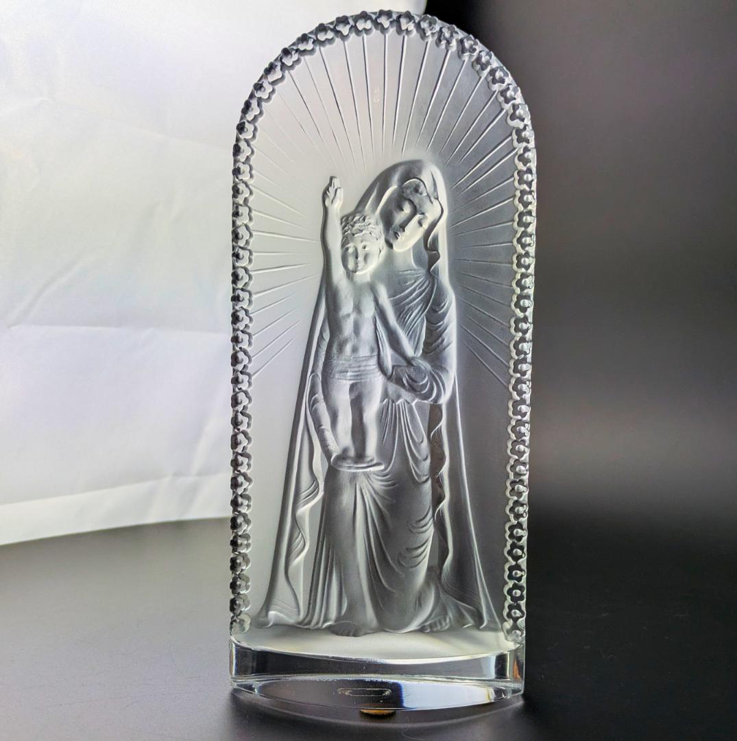 ★ラリック 祈りを込めた跪く聖母子像—神秘の輝きと慈愛の光輪が宿る逸品サインあり