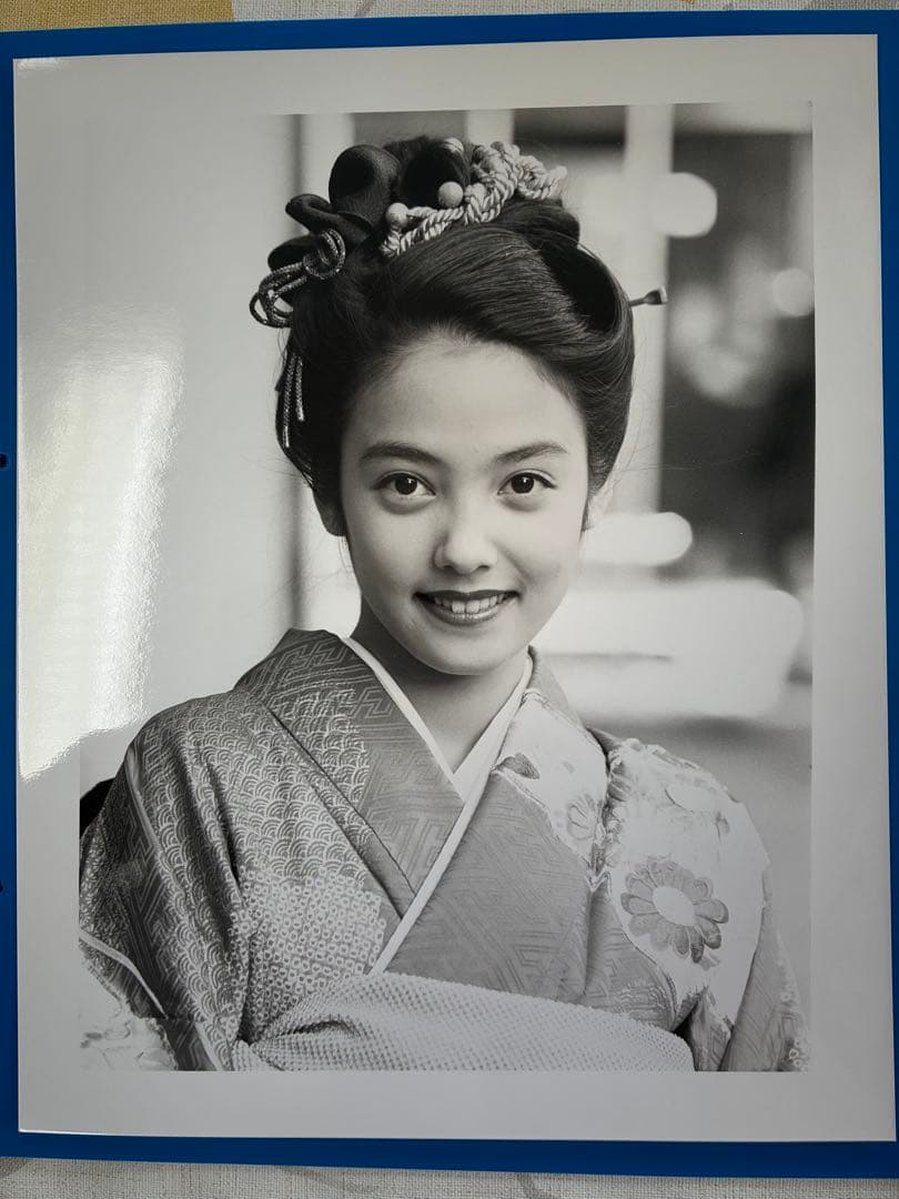 中山エミリ　和装モノクロ写真とサイン色紙