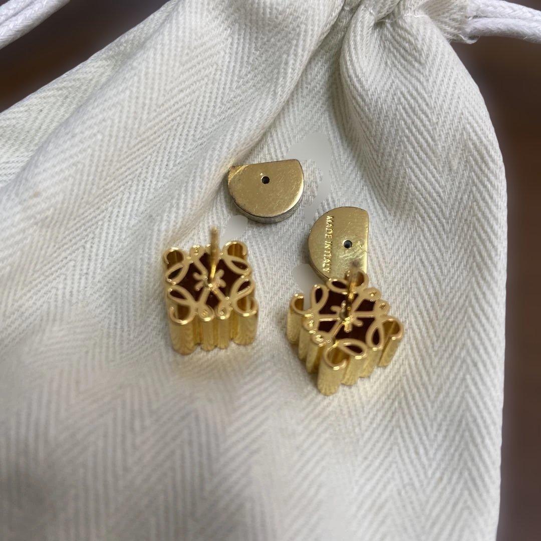 ロエベ　ピアス　スタッズ