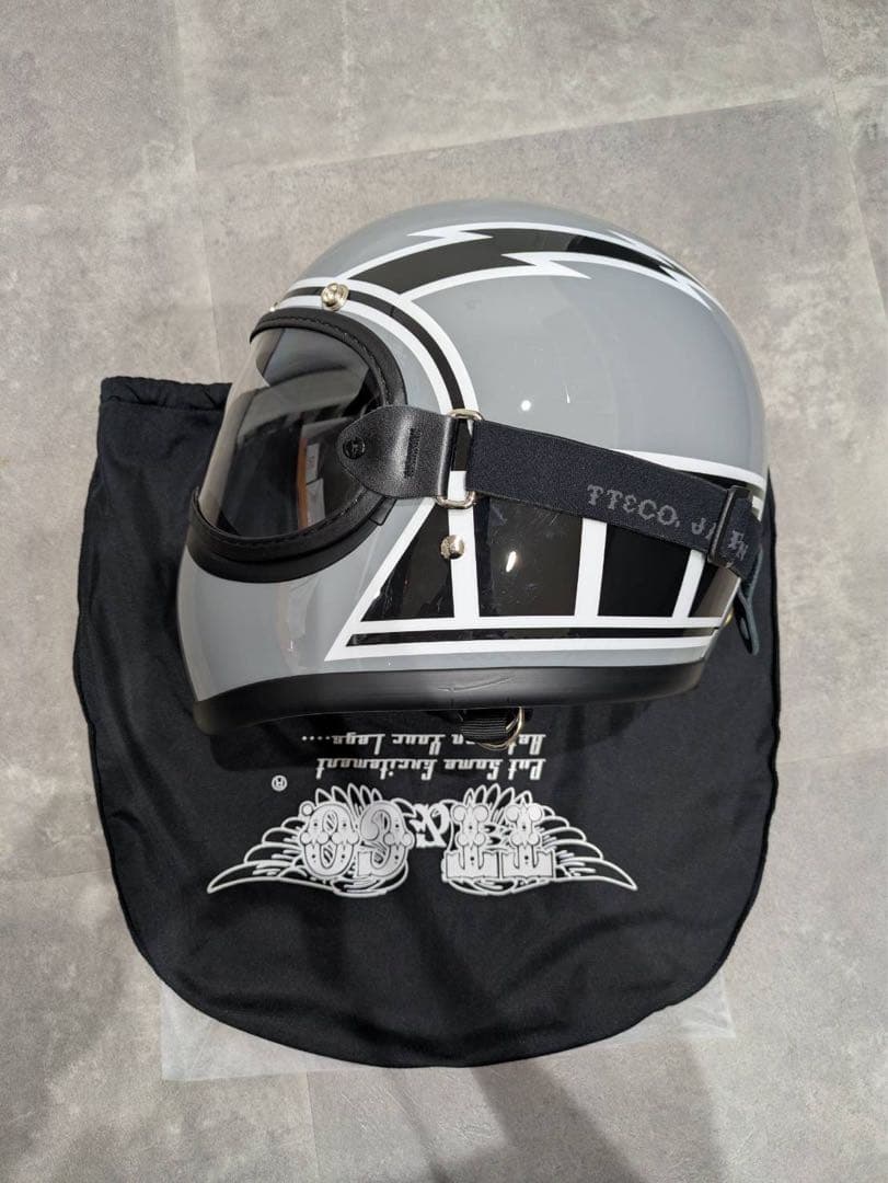 【美品】TT&COトゥーカッターヘルメット　ストロボフラッシュ　グレー