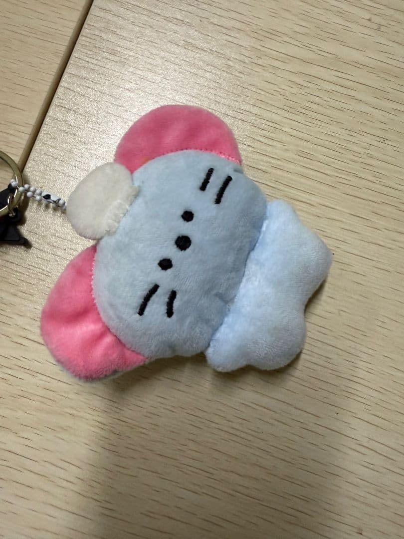 柔らかいフリース素材のクマ型キーホルダーぬいぐるみ