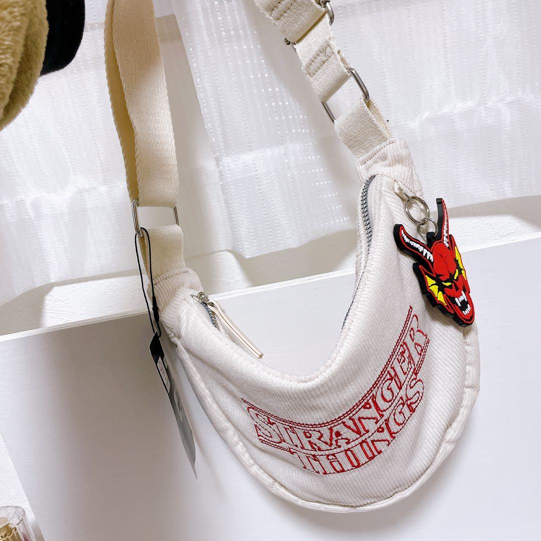 ストレンジャーシングス　ヘルファイアクラブ　キーホルダー付き　ショルダーバッグ