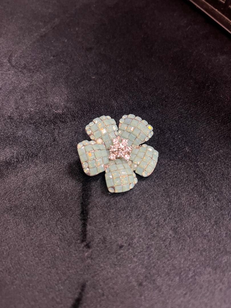 ミ*リ様 【美品】FOXEY フォクシー　ライトグリーンフラワーブローチ