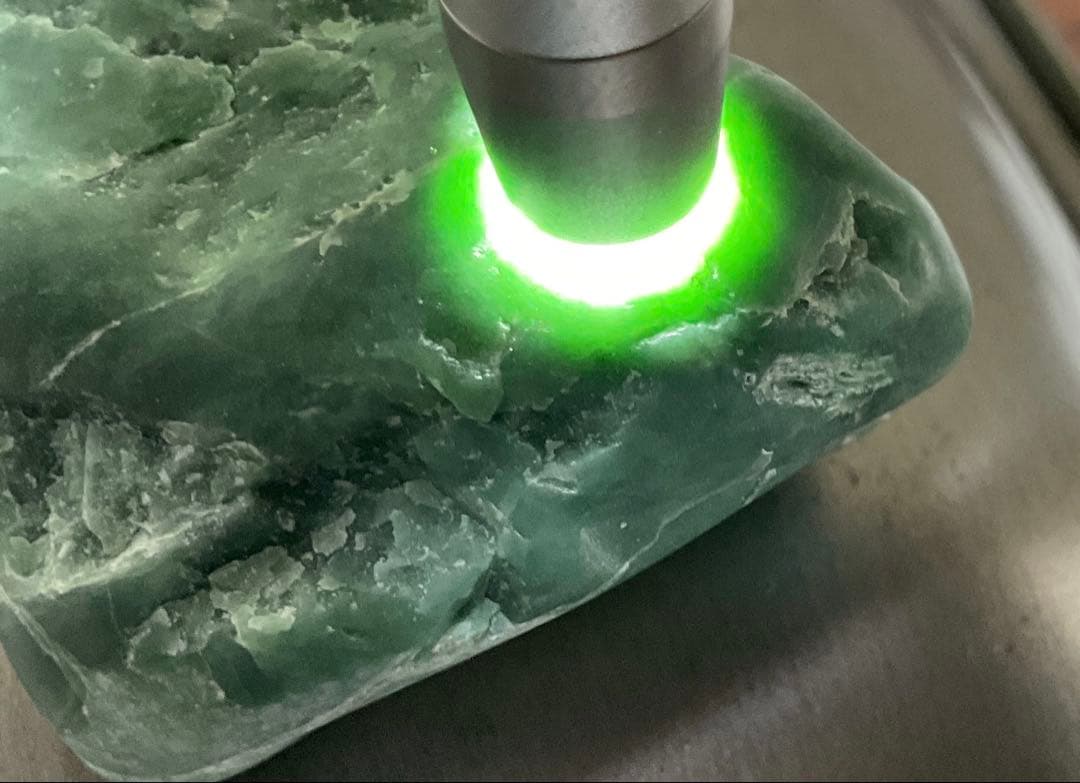 濃緑色　糸魚川翡翠118g 糸魚川　ヒスイ　ひすい