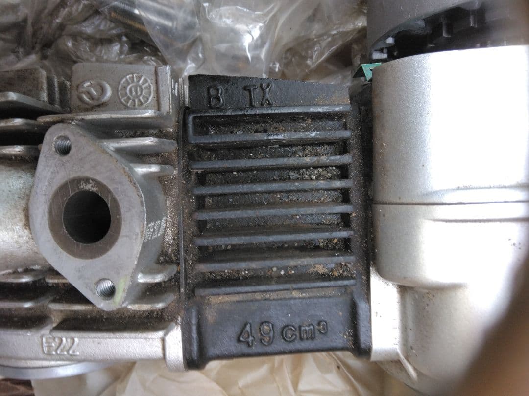 しんちゃん中華エンジン49ccエンジン シルバー アルミ製 ギア付き