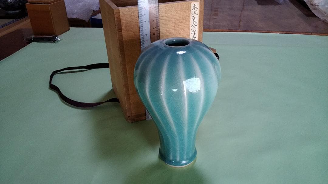 木沢良治作　青磁しのぎ花入