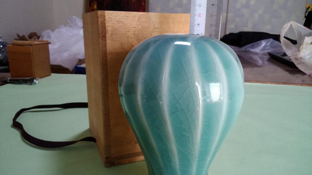 木沢良治作　青磁しのぎ花入