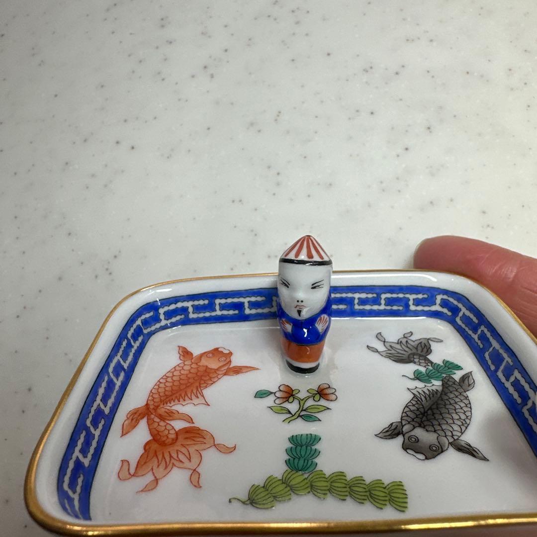 陶器の皿 魚と花のデザイン