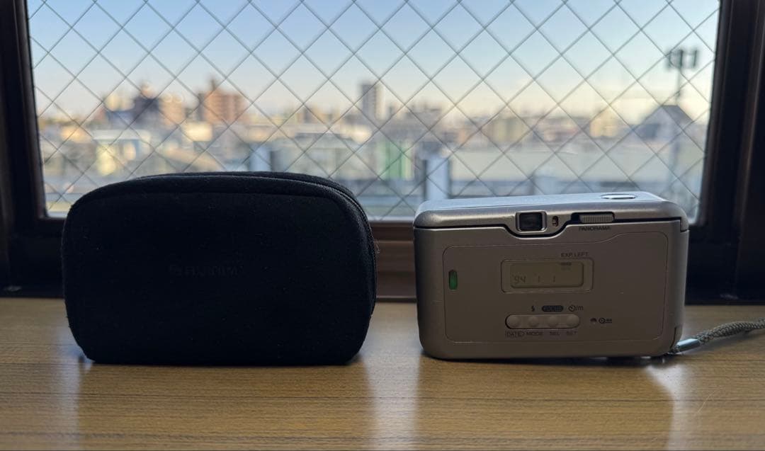 コンパクトフィルムカメラ シルバー ケース付き