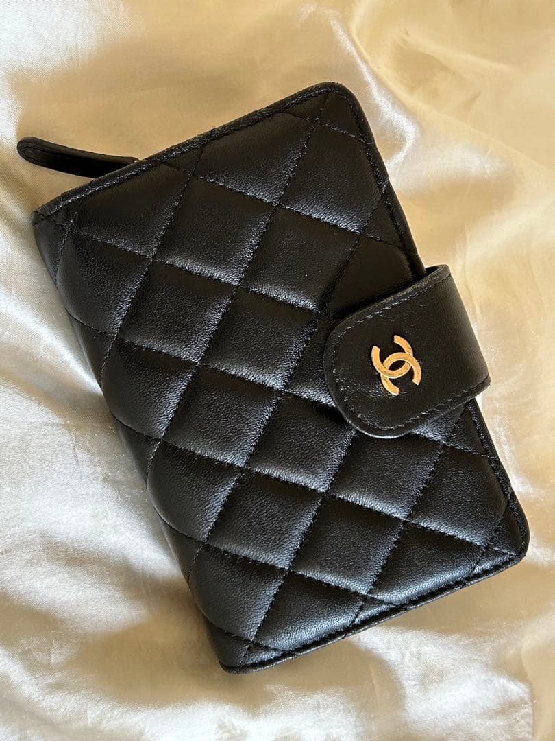 美品❃CHANEL 二つ折り財布 ブラック
