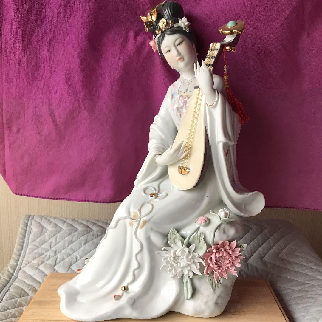 琵琶を弾く麗人